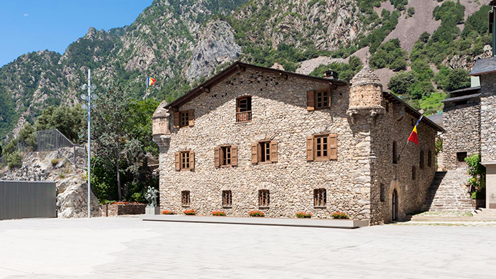 Façace en journée Façade de la Casa de la Vall